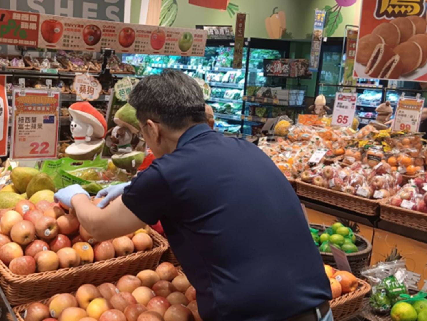謝大哥專注整理架上蔬果，讓顧客感受滿滿新鮮感。（圖／文山銀髮人才服務據點提供）
