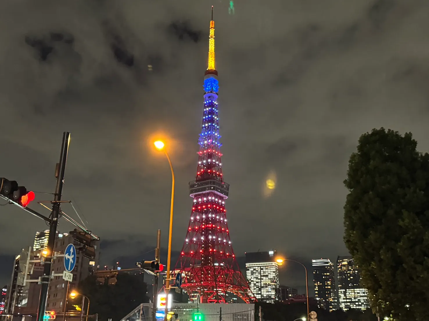 トランプ大統領の訪日を記念し、東京タワーなどが星条旗カラーにライトアップ。（写真/風傳媒提供）