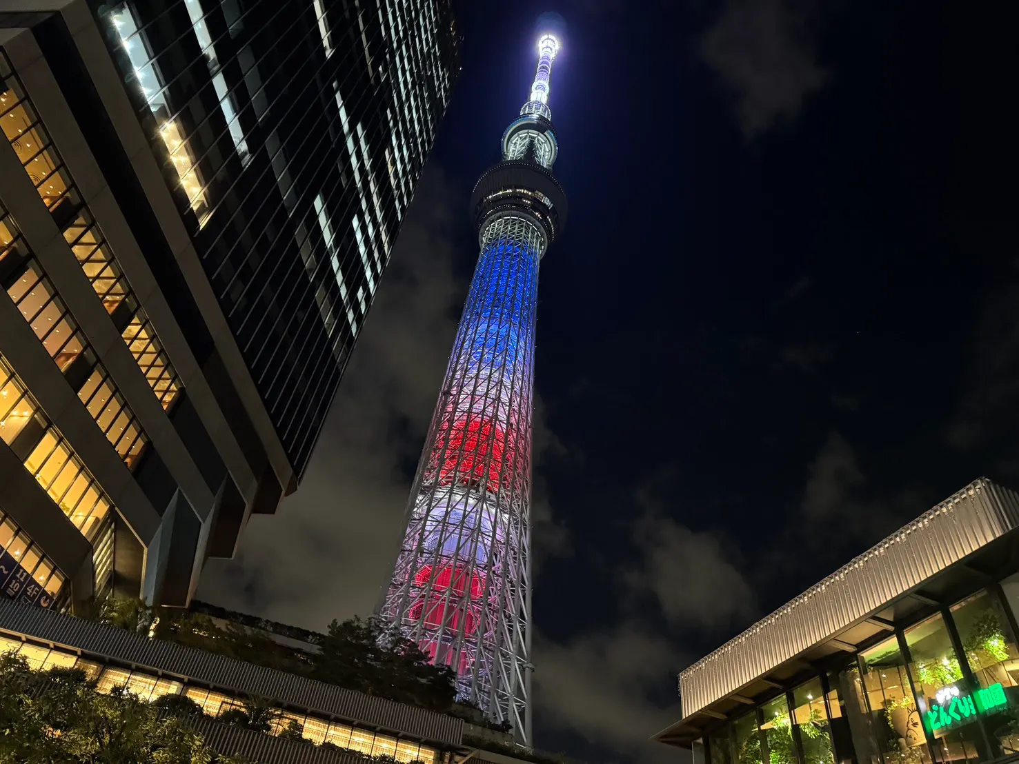 トランプ大統領の訪日を記念し、東京スカイツリーなどが星条旗カラーにライトアップ。（写真/風傳媒提供）