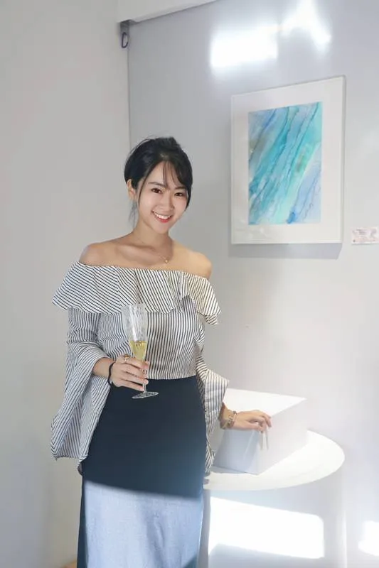 藝術家張愛維（Amy Chang）以「愛自己、愛他人」為核心理念策展《Agape 當我成為愛本身》，用酒精墨水為媒材，帶來色彩能量與靜心療癒。(圖/新北市政府文化局)