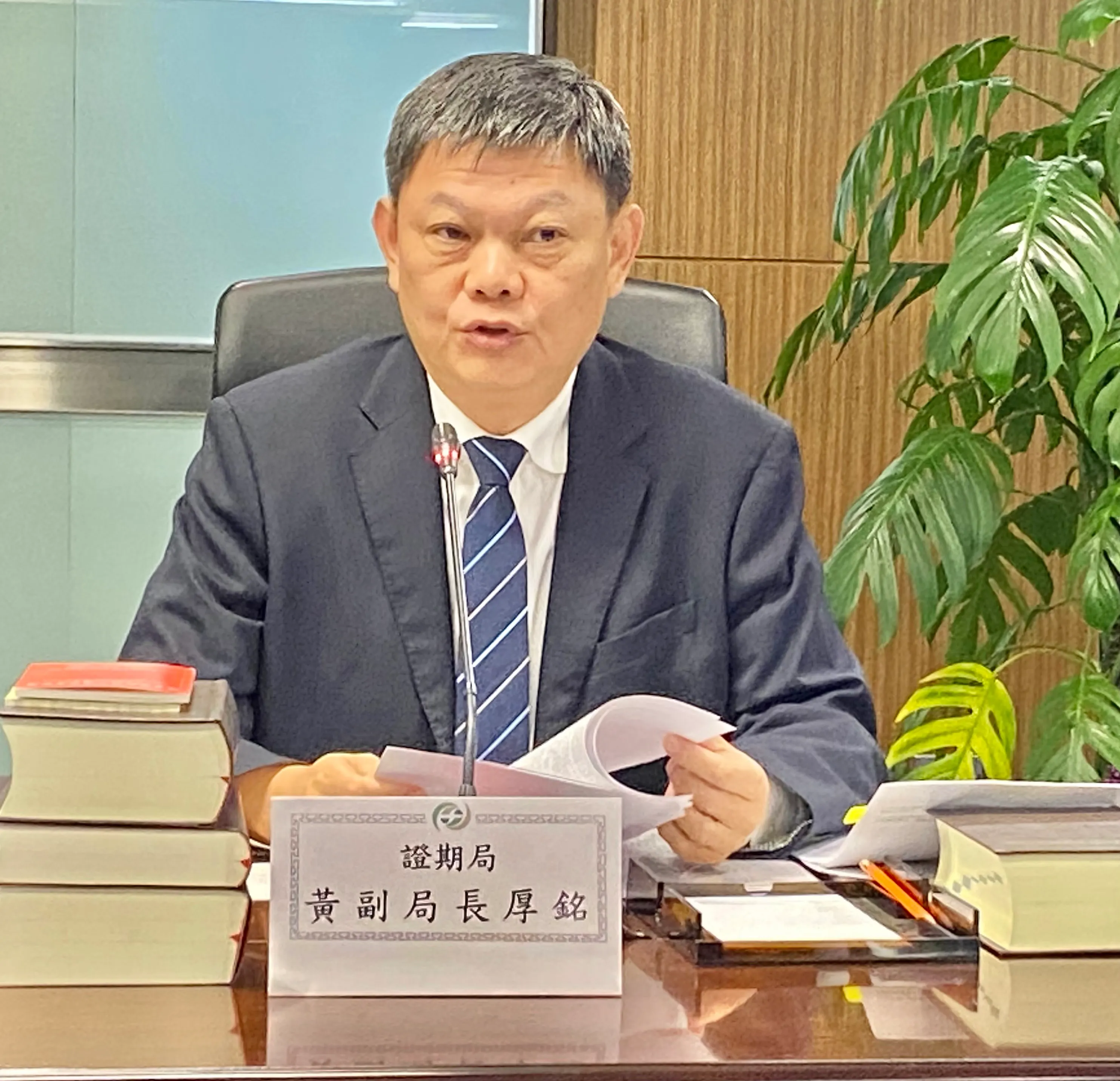 金管會證期局副局長黃厚銘今（28）日出席金管會例行記者會。（陳怡慈攝）