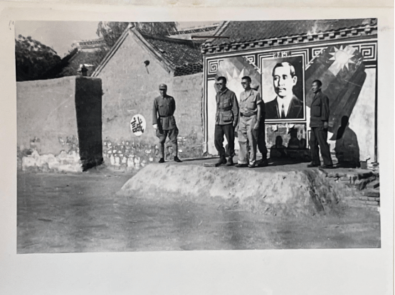 日本投降後，OSS「豺狼」小組得到龐炳勛將軍協助，成為首支進入開封的盟軍部隊，照片中謝爾（Paul Cry）少校正在檢閱投降的和平建國軍。