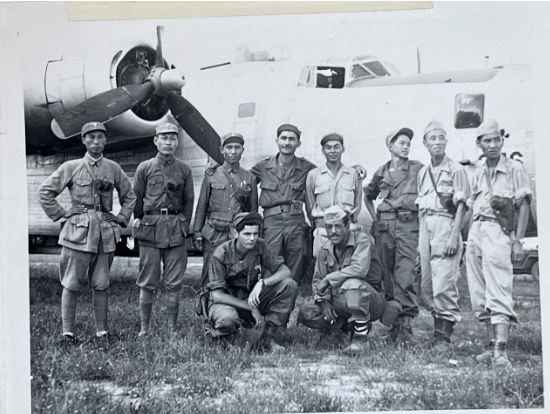 「灰狗」小組成員從西安出發前與他們搭乘的B-24合照。
