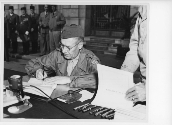 第3兩棲軍司令洛奇在內田銀之助將軍呈上的降書上簽字，代表蔣中正解除天津日軍的武裝。