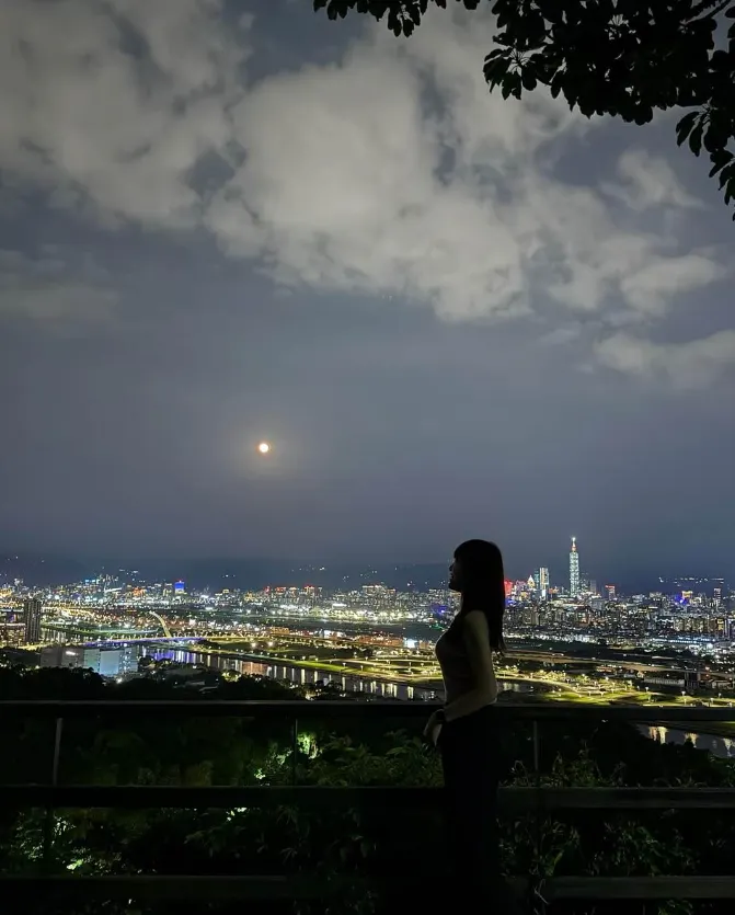 台北夜景推薦：劍潭山—微風平台、北眼平台、老地方觀機平台。（圖／輕旅行提供）