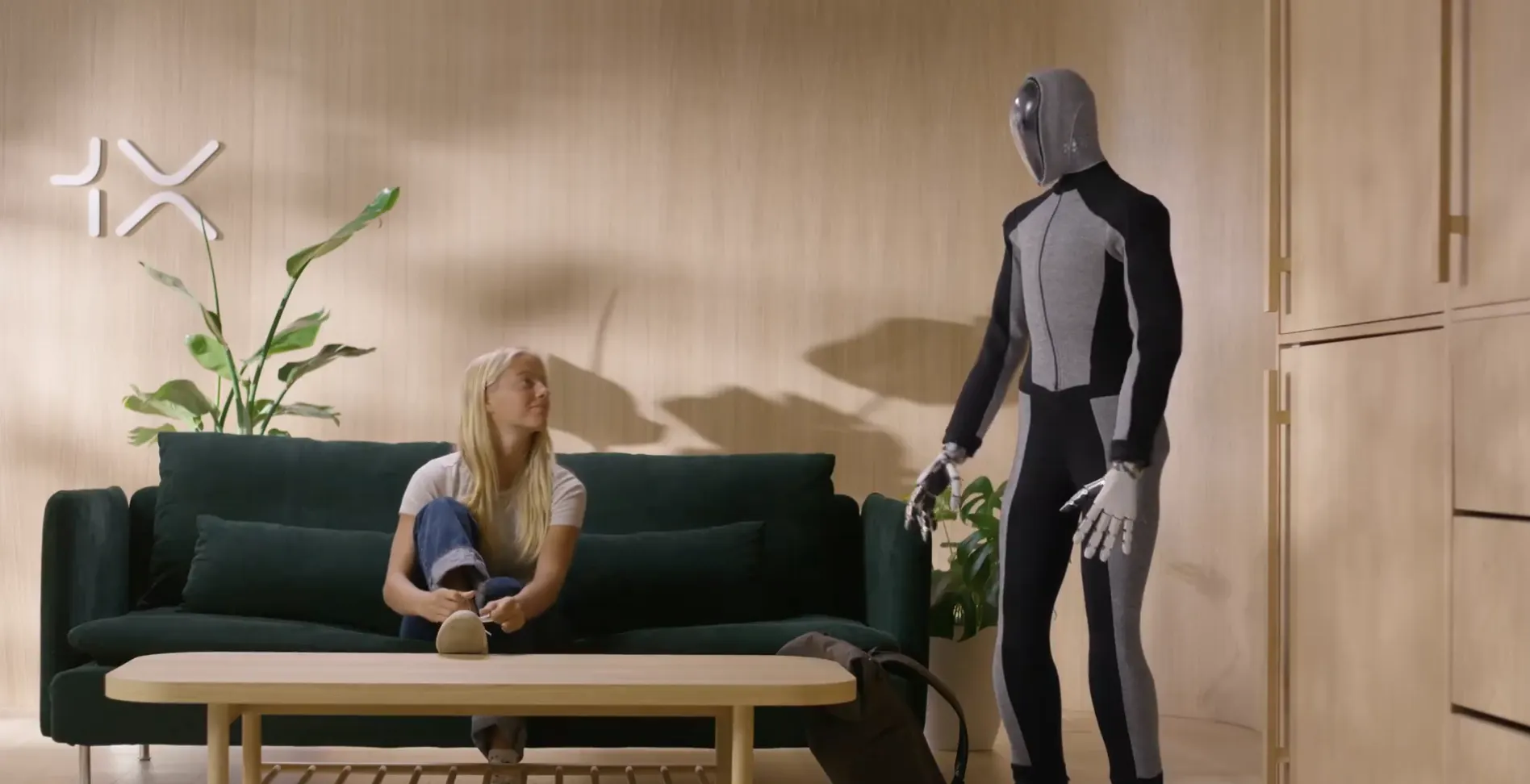 号称される「最も安全で、最も有能で、最も経済的な」ヒューマノイドロボットNEOの前世代設計は現在と大きく異なる。（1X公式ビデオから）