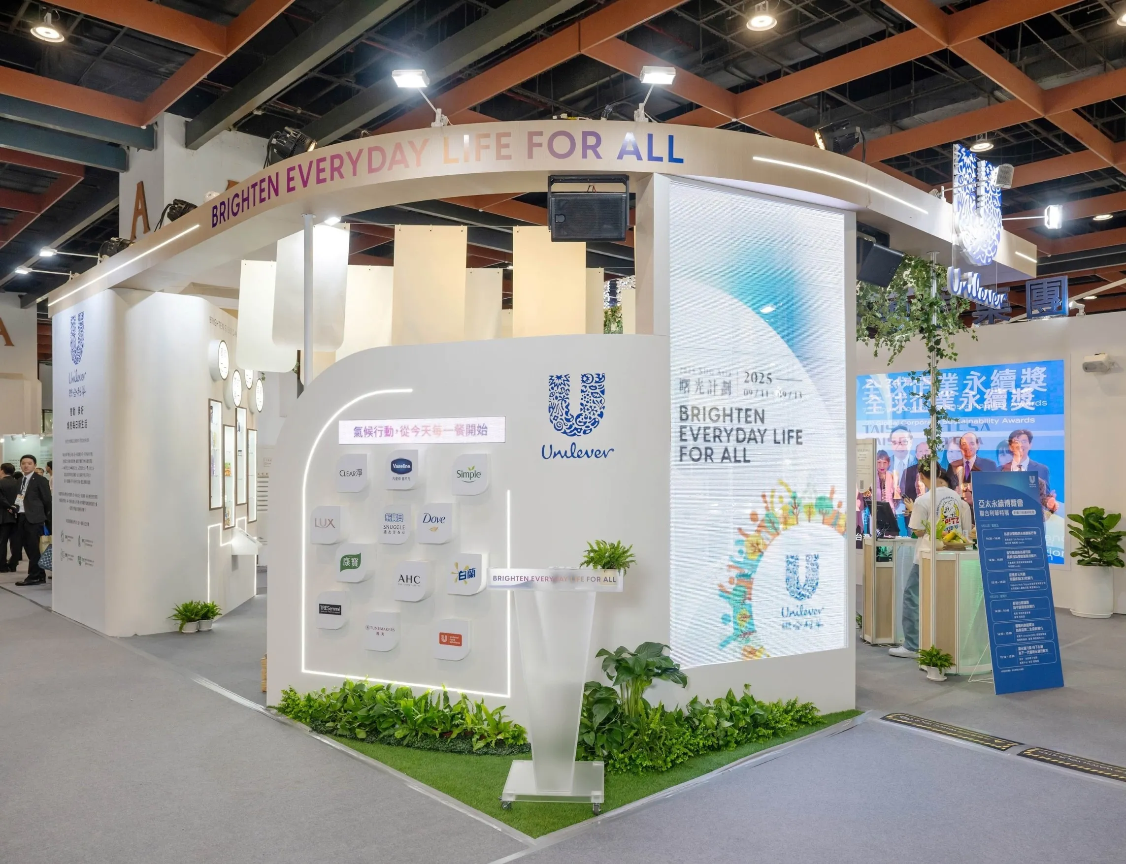 聯合利華「曙光計劃」特展全場採用COB LED（Chip on Board LED）節能燈具，以LED屏幕與跑馬燈取代傳統輸出物，會展資訊透過觸控螢幕呈現，落實「無紙化」，並記錄碳足跡數字。（圖／聯合利華）