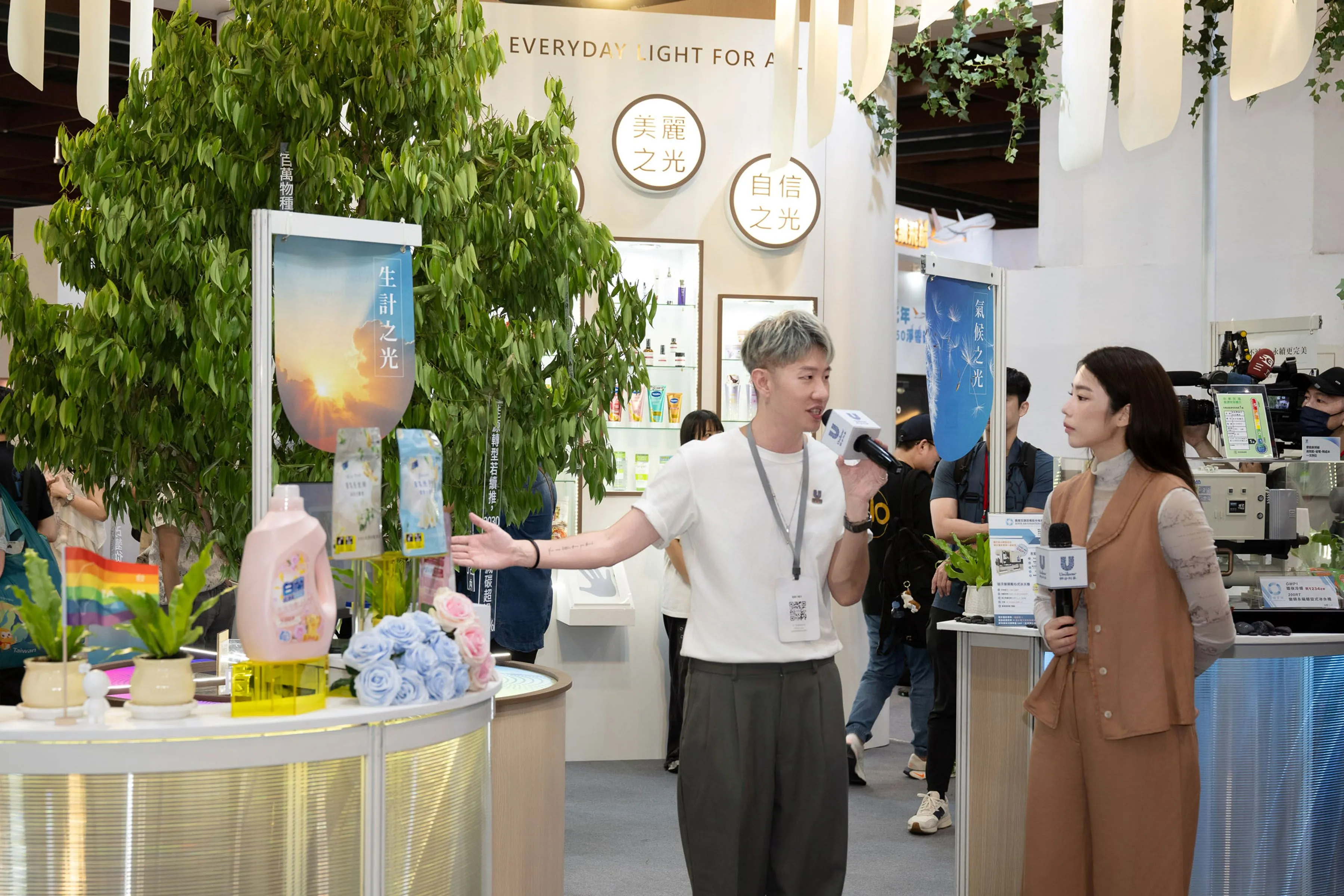 聯合利華同仁化身志工，為觀展者進行導覽，讓永續知識轉化為易於理解的生活語言。（圖／聯合利華）