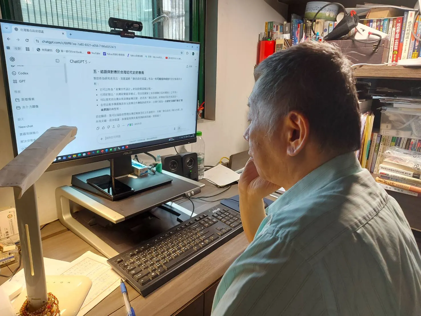 柯文哲妻子陳佩琪透露，柯文哲（見図）回家近二個月，最常坐在電腦桌前努力學習新知識。（取自陳佩琪臉書）