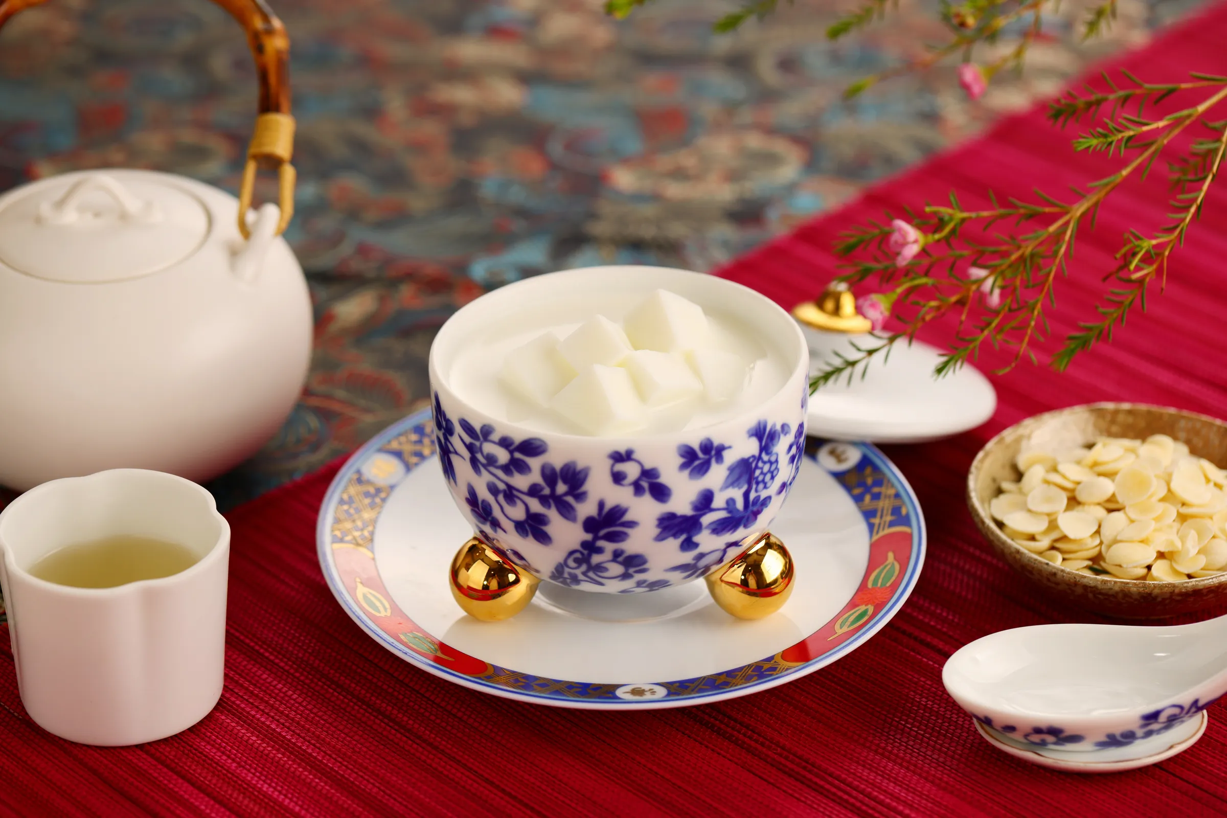 【杏仁豆腐】,以花生與南杏細磨成漿,手工拌攪至綿密彈嫩。(圖片:山海樓提供)