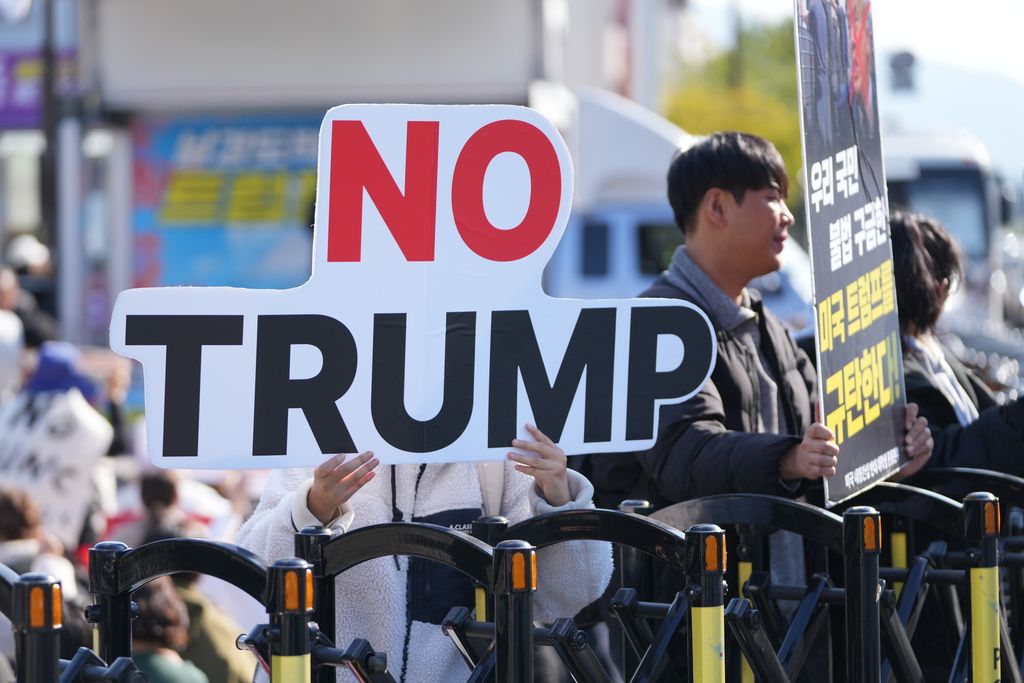美國總統川普抵達南韓，大批反對示威民眾上街抗爭。（美聯社）