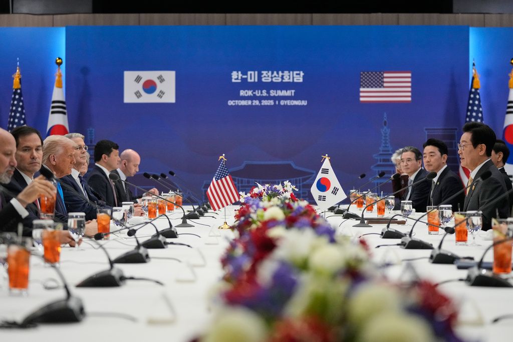 美國總統川普（左）抵達南韓，和李在明總統展開元首會議。（美聯社）