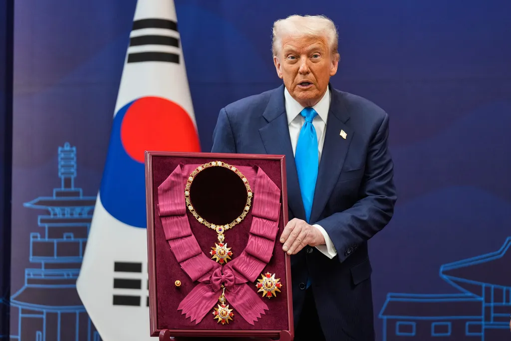 美國總統川普（左）抵達南韓，獲得李在明總統贈與勳章。（美聯社）