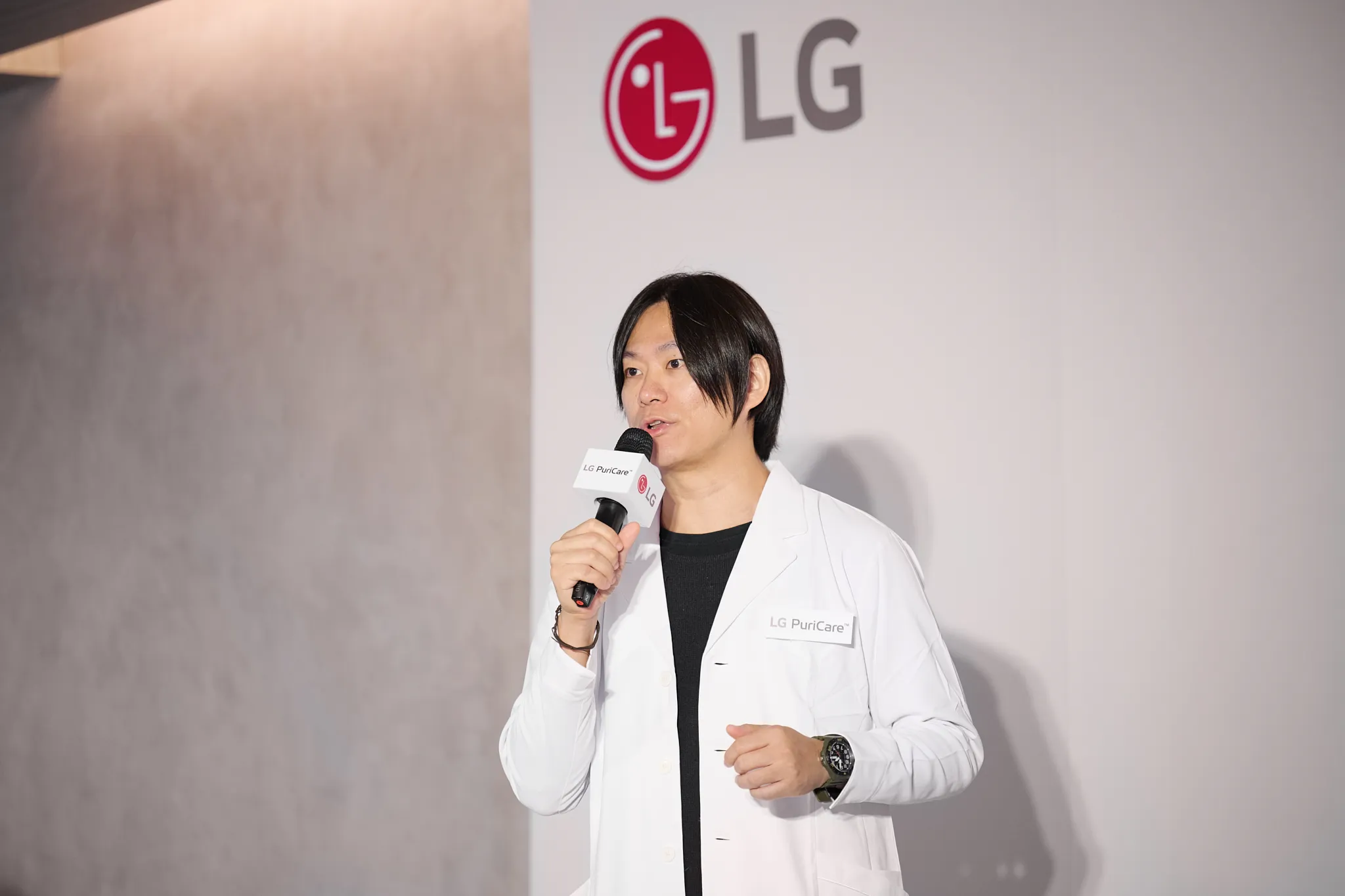 LG邀請貓行為獸醫師林子軒，分享貓咪飼主在選擇空氣清淨機時注重的細節。(圖_LG提供)