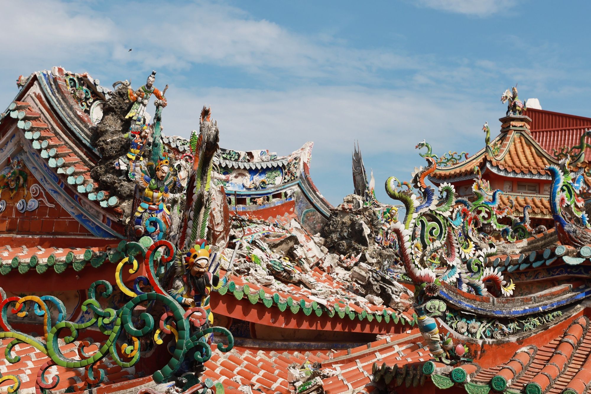 南鯤鯓代天府受「丹娜絲颱風」及「0728豪雨」影響造成屋脊坍塌及剪黏泥塑損毀等情形。（圖／文化部提供）