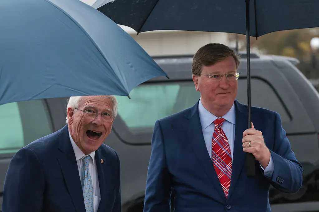 2025年10月29日。美國聯邦眾議院軍事委員會主席羅傑斯（Mike Rogers）和參議院軍事委員會主席韋克爾（Roger Wicker）在密西西比州圖佩洛區域機場等待與副總統范斯（JD Vance）會面。（AP）