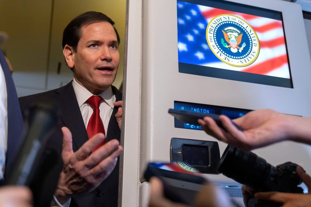 2025年10月27日。美國國務卿魯比歐（Marco Rubio）在空軍一號上與美國總統川普（Donald Trump）從馬來西亞吉隆坡前往日本東京時跟記者講話。（AP）
