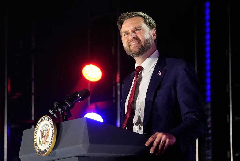 2025年10月29日。アメリカ副大統領のヴァンス氏がミシシッピ大学「これは転換点（This Is the Turning Point）」キャンパスイベントで演説している。（AP）