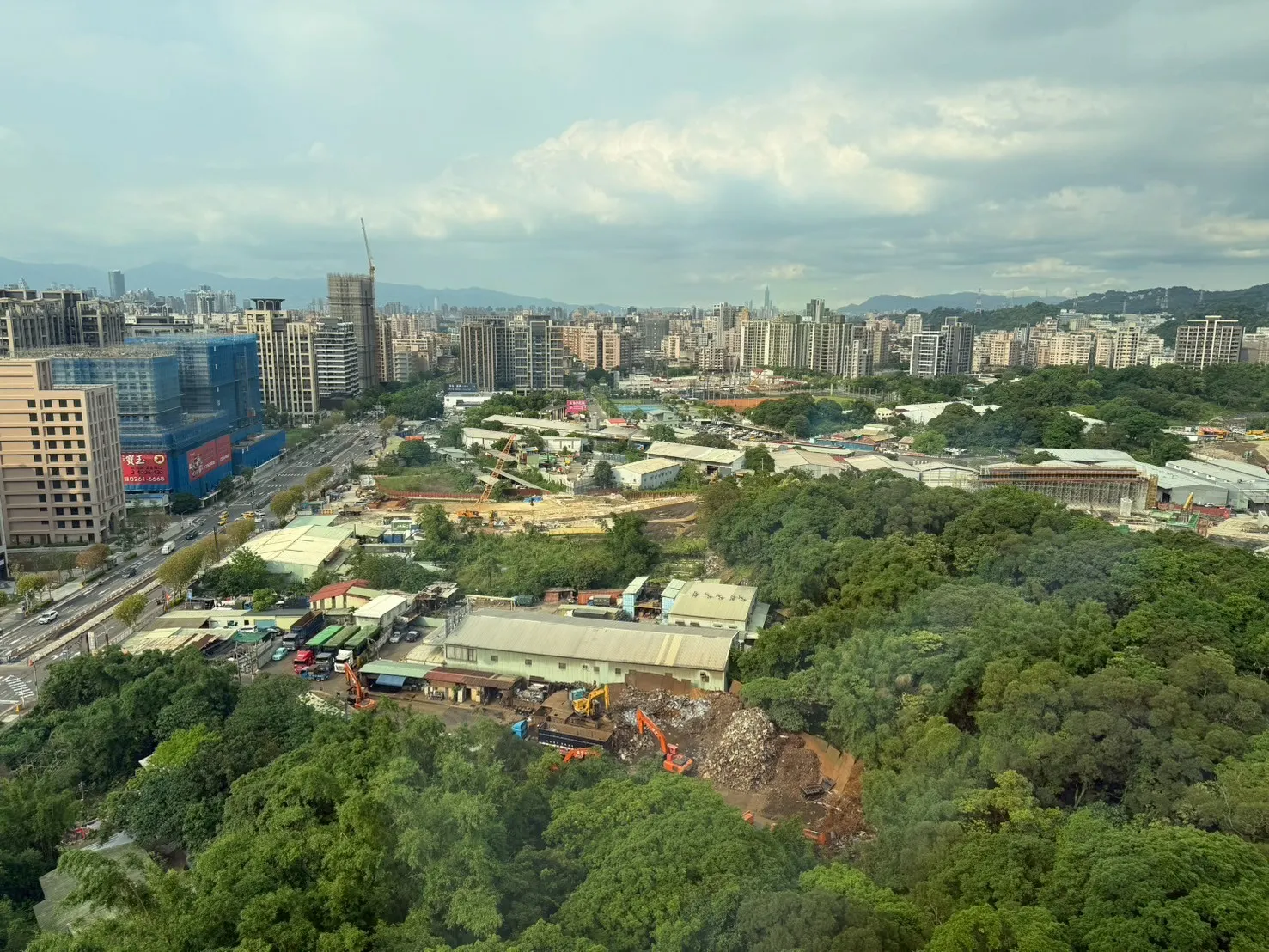 土城暫緩發展區區段徵收案東側現況大多為工廠及停車場。（圖/新北市政府城鄉發展局提供）
