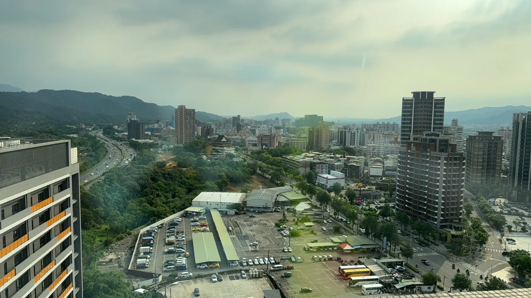 土城暫緩發展區區段徵收案西側現況大多為駕訓班及車行。（圖/新北市政府城鄉發展局提供）