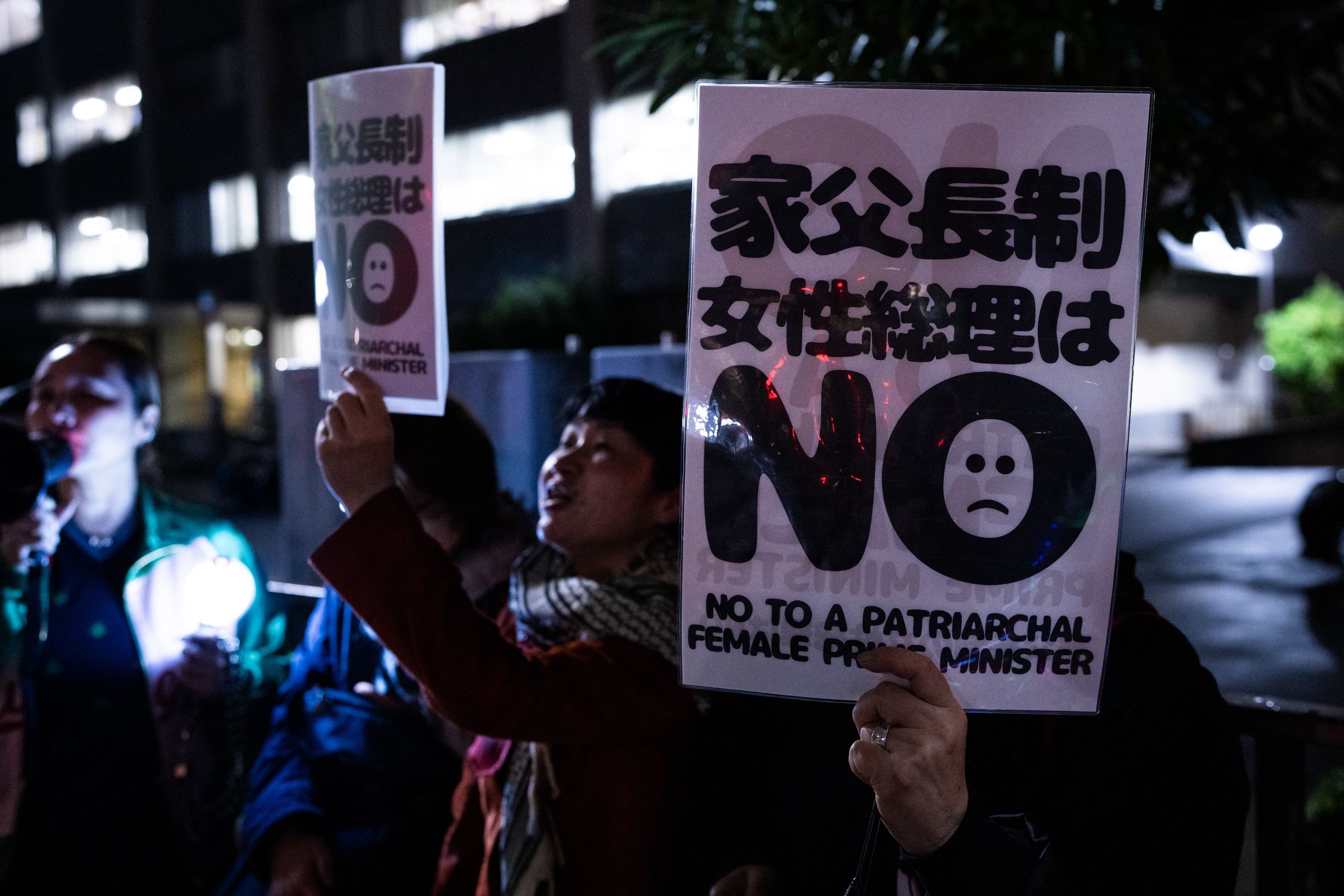 2025年10月24日，日本東京，抗議者在首相官邸外舉行女權集會，抗議極端保守派新任首相高市早苗政府。（美聯社）