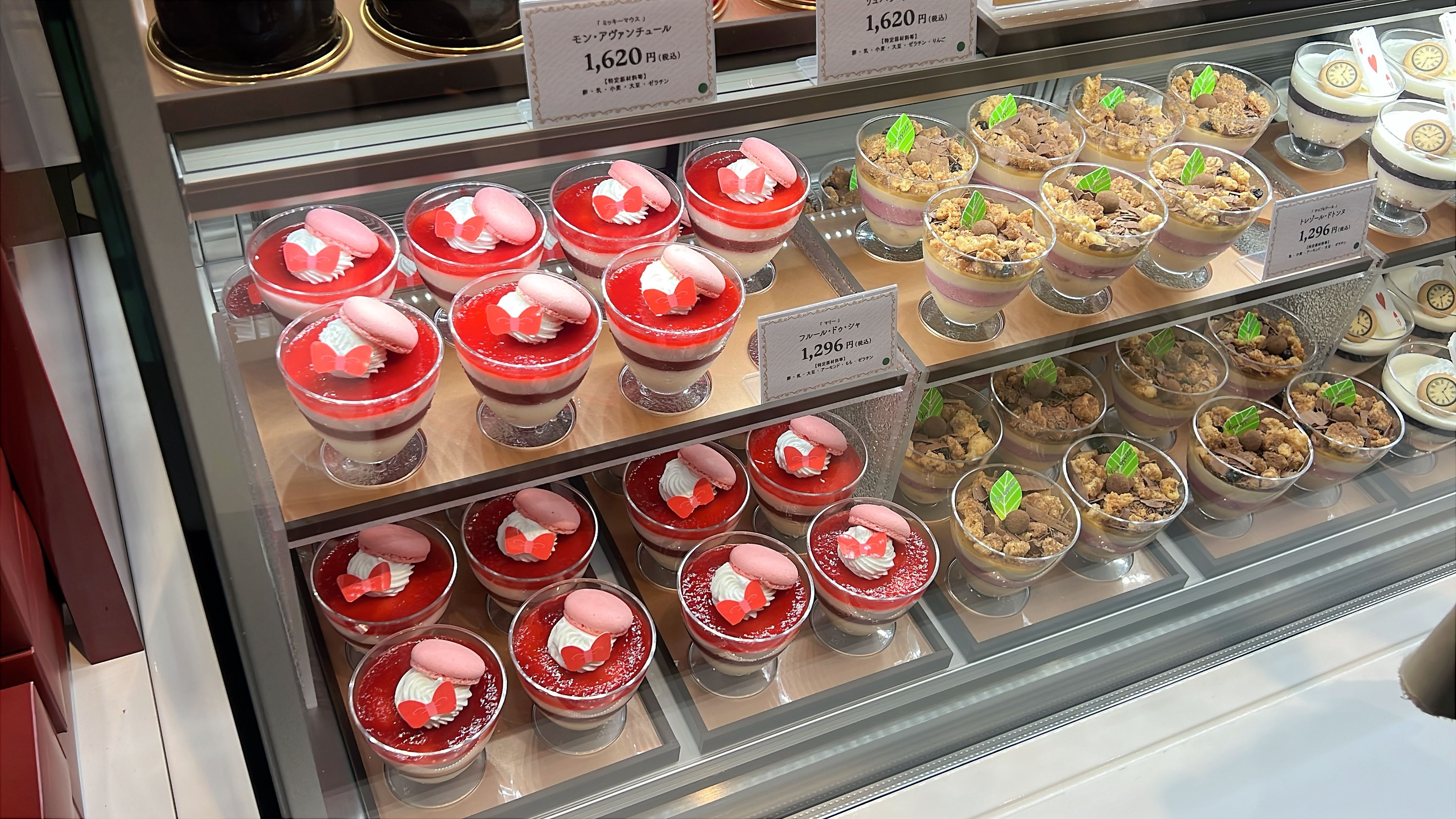 大丸松坂屋百貨店とモン・クレーヴが共同で設立した新ブランド『PATISSERIE ANNIVEL』が、ディズニーの物語をテーマにしたスイーツで大丸東京店に華やかに誕生した。（写真／風傳媒提供）