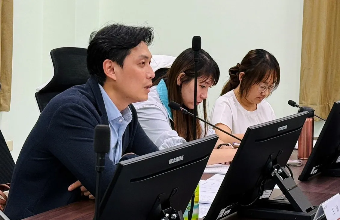 勞青處處長吳達偉（左一）感謝各校學生社團及輔導老師的熱情投入，今年度補助計畫累計申請案件破百件，成果豐碩。（圖／新竹市政府提供）