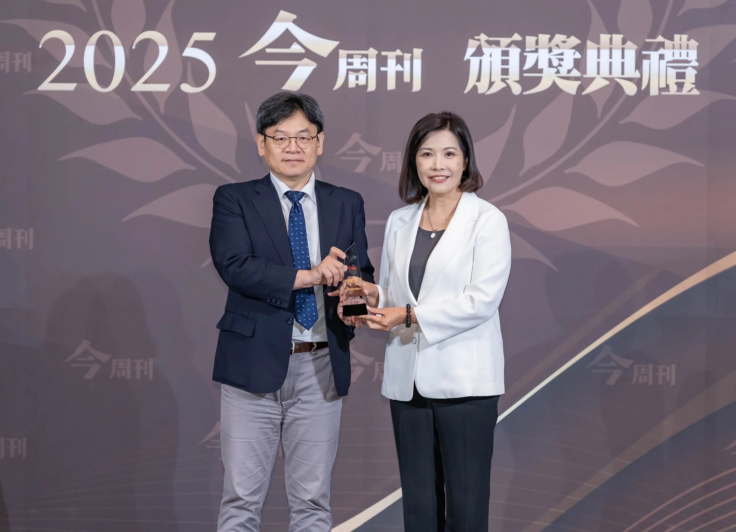 《今周刊》「第19屆財富管理銀行暨證券評鑑」頒獎典禮今（30）日假台北晶華酒店舉行，中信銀行拿下銀行組最大獎「最佳財富管理銀行獎」第一名，由國家發展委員會主任委員葉俊顯（左）頒發獎座予中信銀行個人金融執行長楊淑惠（右）。（圖/中信金控提供）