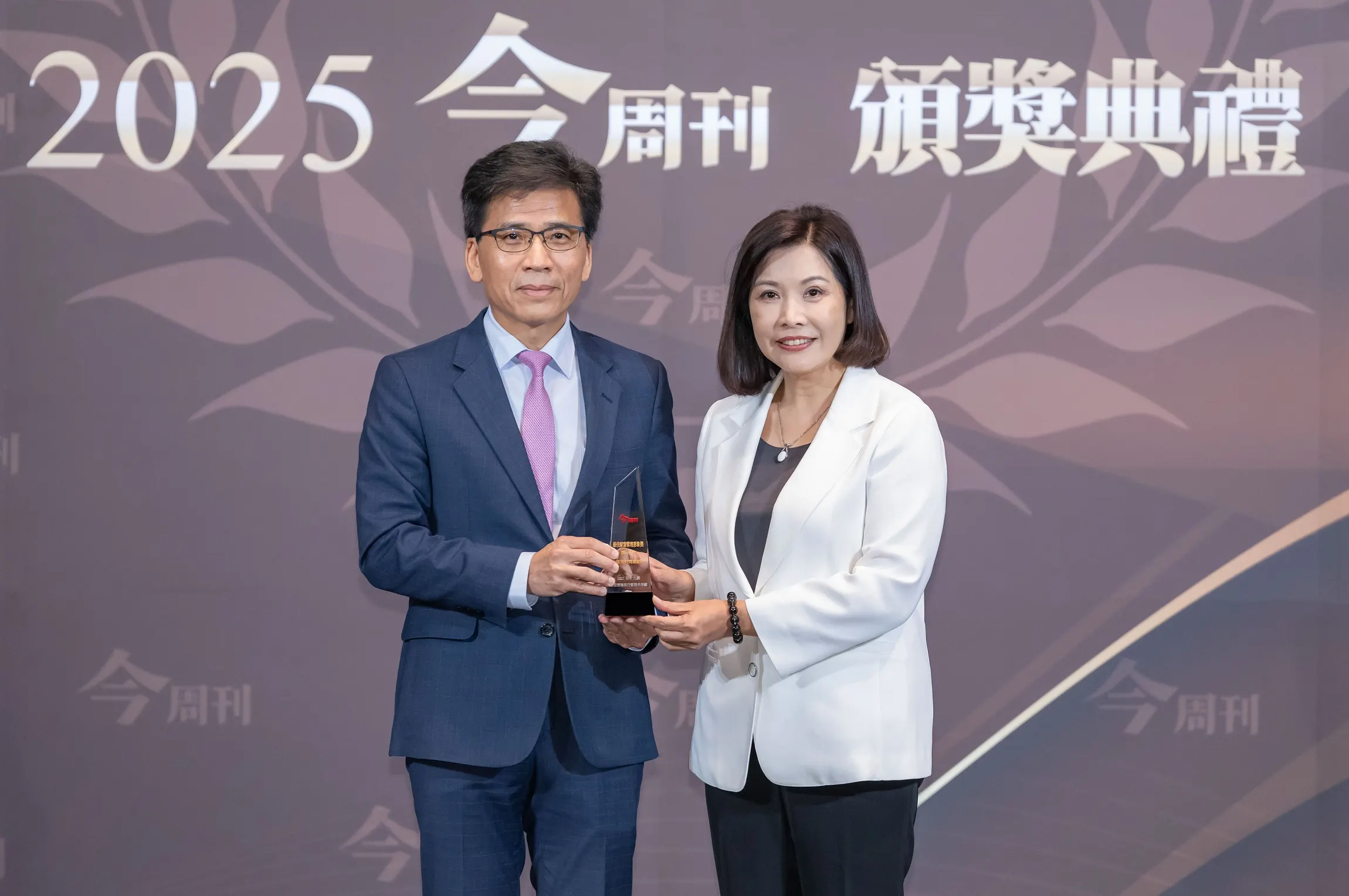 《今周刊》「第19屆財富管理銀行暨證券評鑑」頒獎典禮今（30）日舉行，中信銀行勇奪「最佳財富管理形象獎」第一名，由金融監督管理委員會主任委員彭金隆（左）頒發獎座予中信銀行個人金融執行長楊淑惠（右）。／中信金控提供