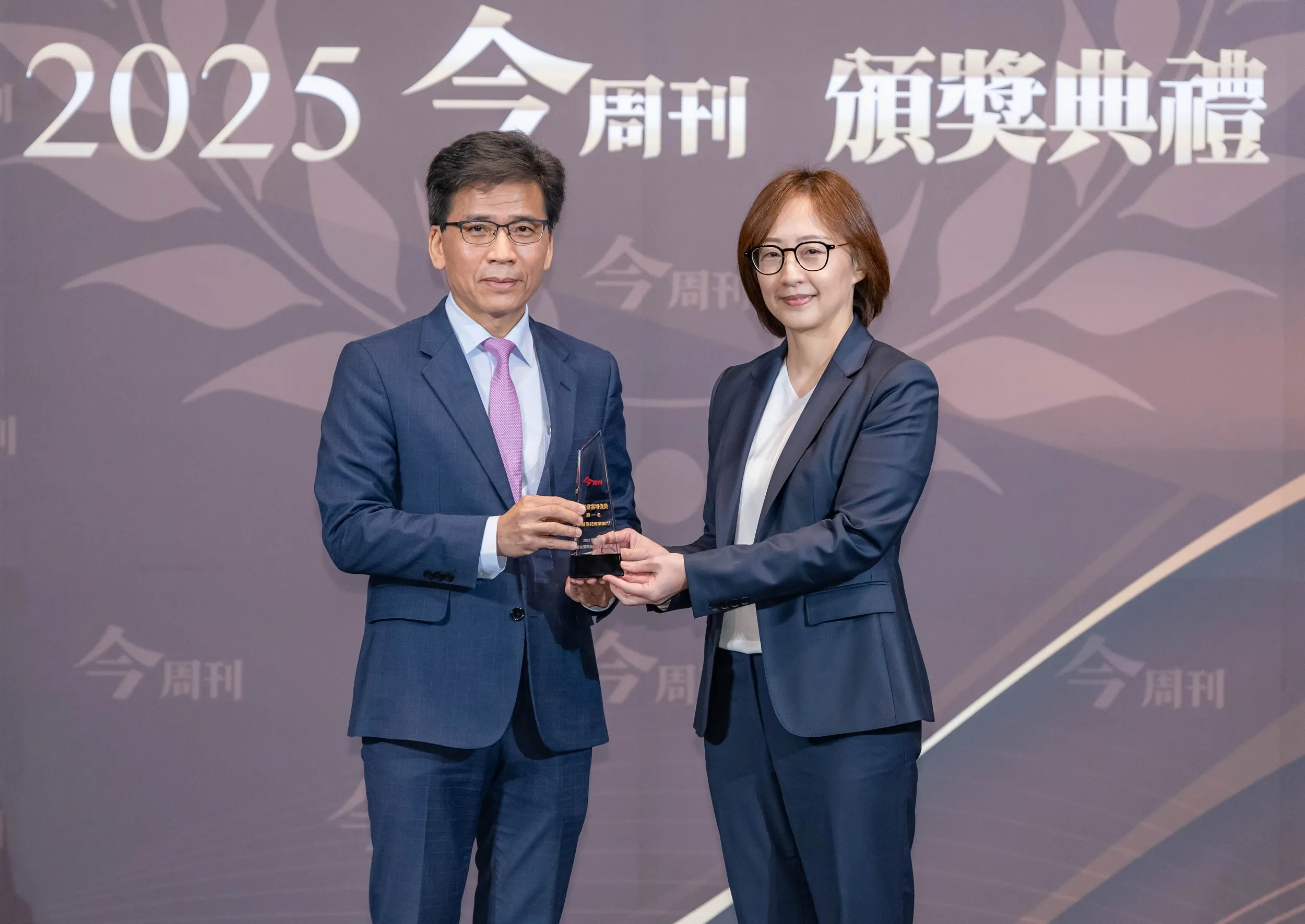 《今周刊》「第19屆財富管理銀行暨證券評鑑」今（30）日揭曉得獎名單，中信銀行榮獲「最佳財富增值獎」第一名，由金融監督管理委員會主任委員彭金隆（左）頒發獎座予中信銀行私人銀行經營部部長莊順卿副總經理（右）。／中信金控提供