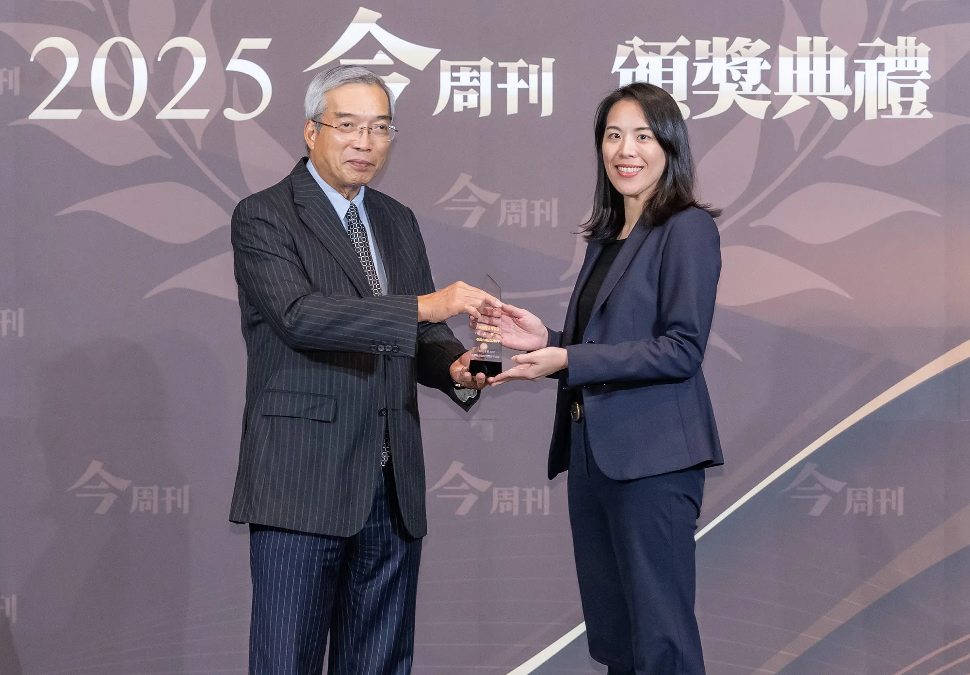 積極落實數位普惠金融，中信證券榮獲《今周刊》「第19屆財富管理銀行暨證券評鑑」券商組「最佳數位體驗獎」第一名，由今周刊董事長謝金河（左）頒發獎座予中信證券企劃部部長楊上萱協理（右）。（圖/中信金控提供）