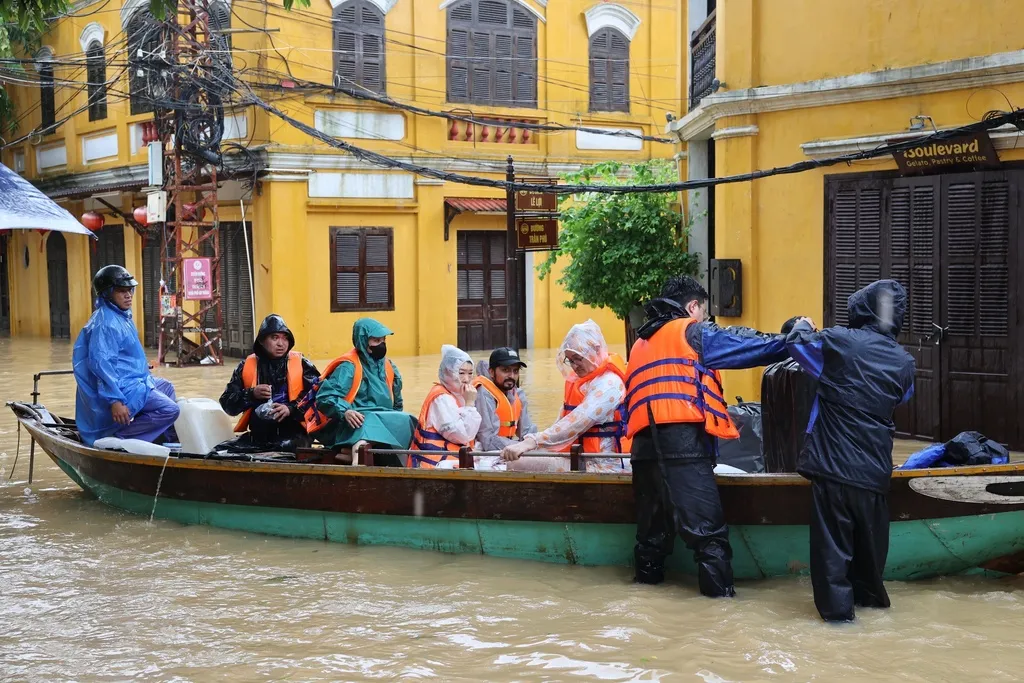 越南中部知名的會安古城，受到洪水侵襲造成至少10人死亡，大面積泡在水中。（美聯社）