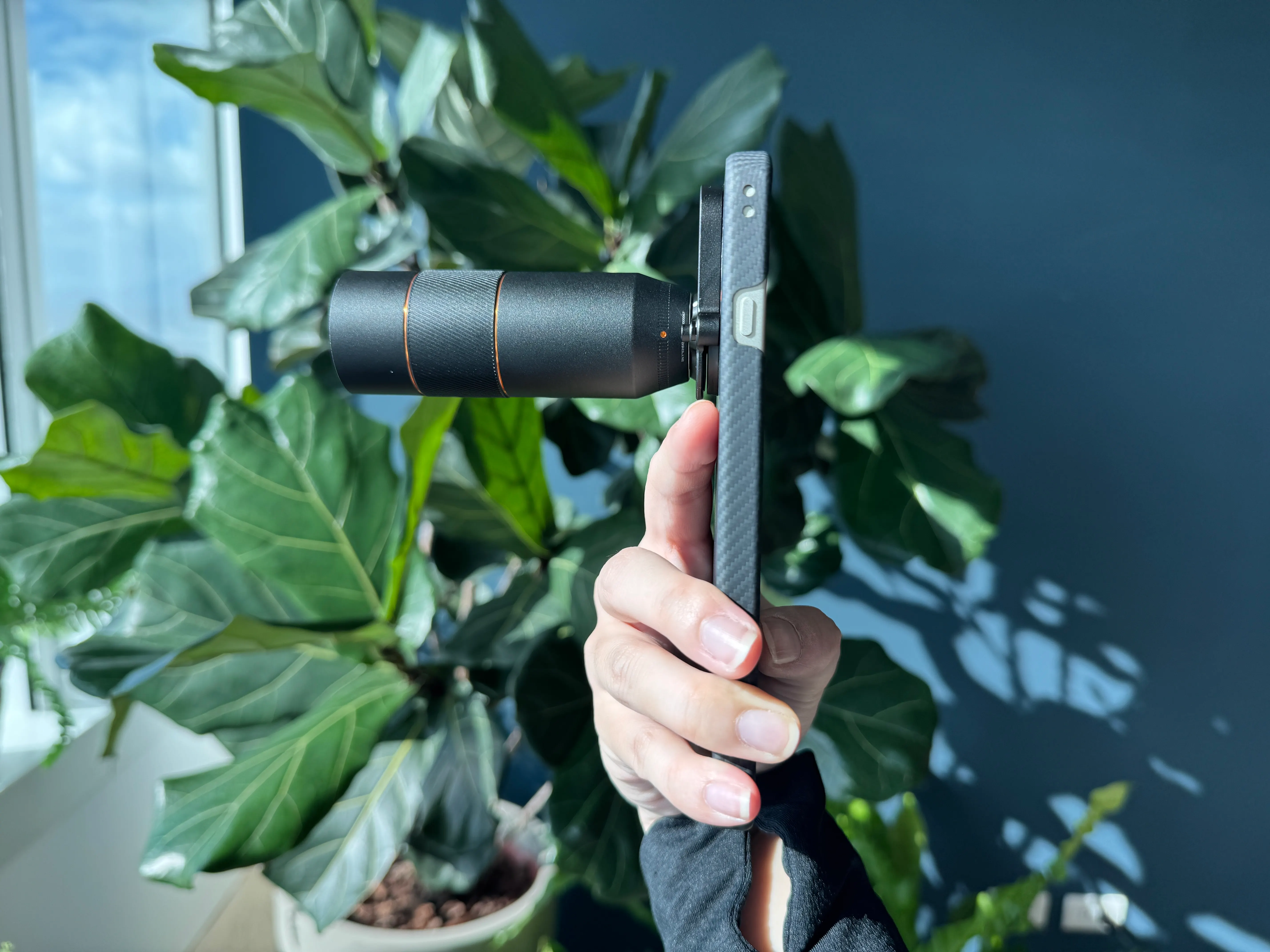 20251030-「哈蘇專業增距鏡套裝」（售價6,990元），可讓手機達到高達10倍光學變焦、200倍數位變焦的拍攝效果。（劉芯衣攝）