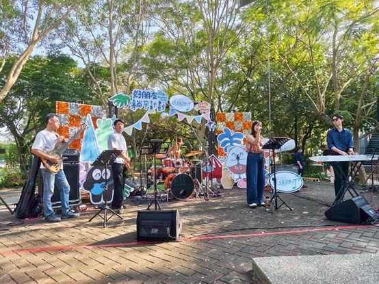 神岡區公所「好朋友躺平計畫」活動，壓軸表演由在地青年主唱帶領，以台語、日搖與電氣節奏融合的音樂風格，將現場氣氛推向高潮。(圖/台中市政府)