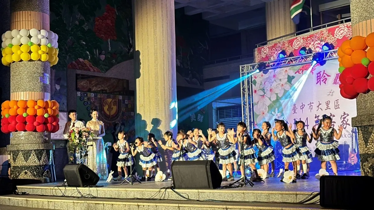 大里幼兒園客語班以節目〈桐油hakka〉為活動暖場，活力滿滿，博得滿堂喝采。(圖/台中市政府)