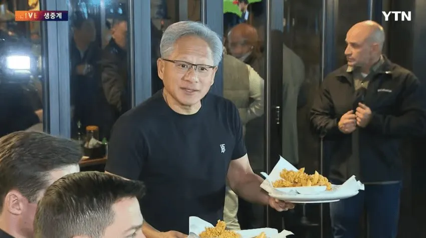 黃仁勳與李在鎔、鄭義宣的炸雞啤酒聚會，餐廳外被數千民眾和南韓媒體包圍。（翻攝自YTN新聞直播）