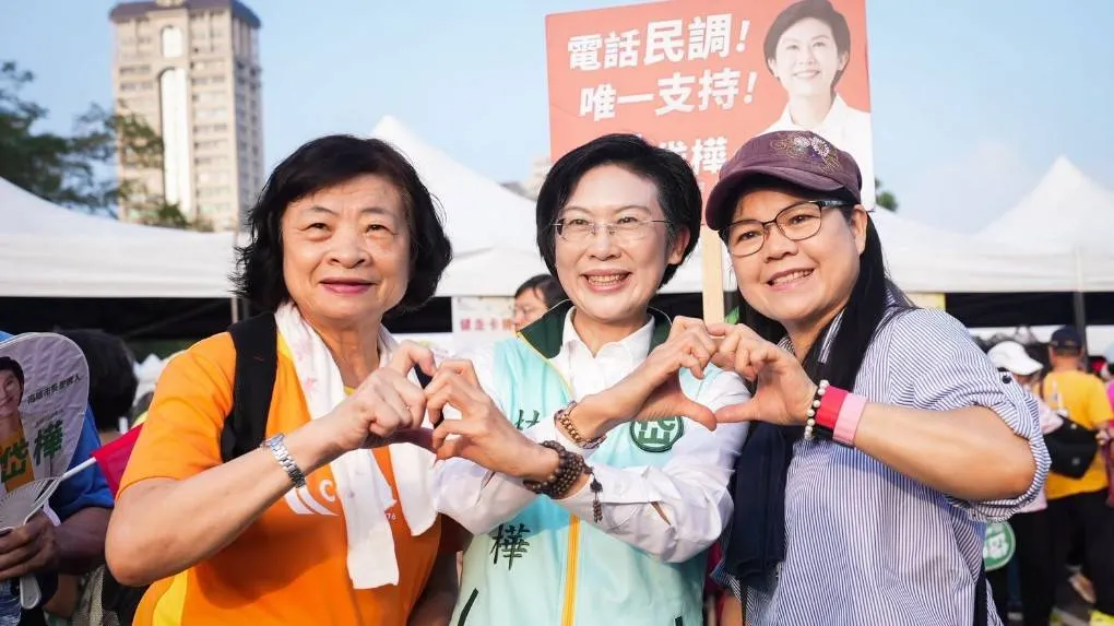 民眾合照比愛心，一起愛高雄、好生活。（圖/林岱樺服務處提供）