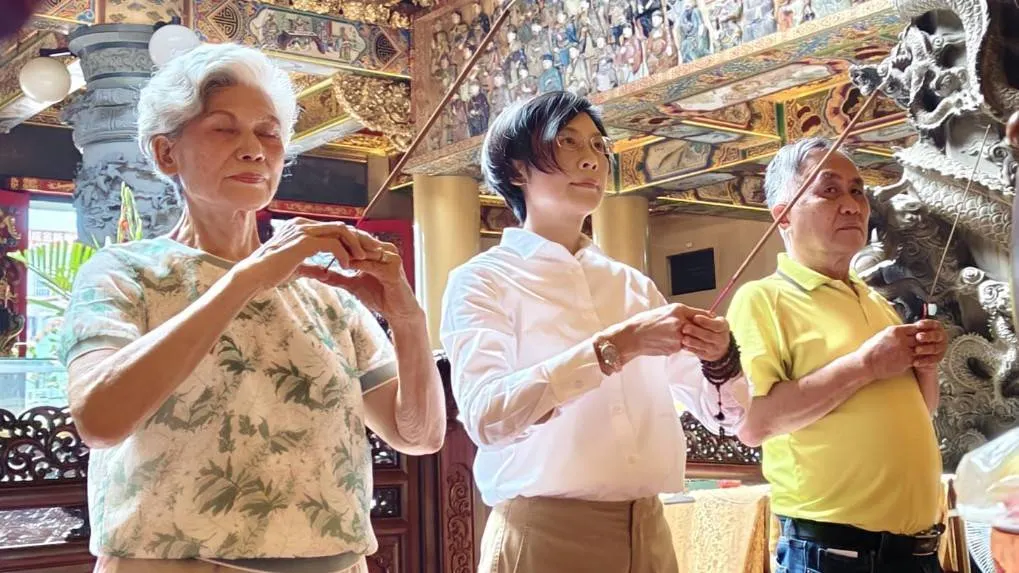 立委林岱樺與母親至天公廟點香禮拜，強調清清白白參選。（圖/徐炳文攝）