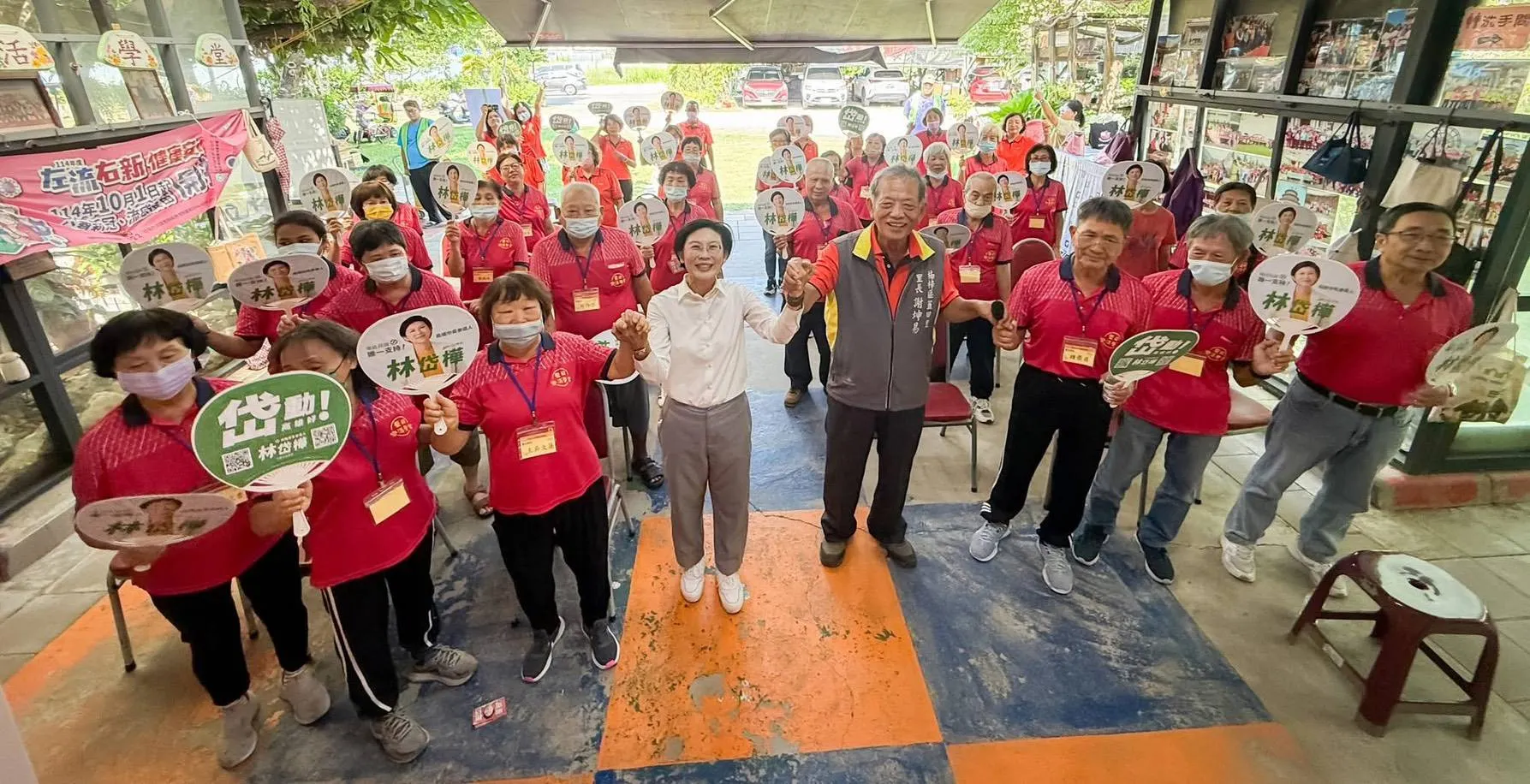 林岱樺至樂齡學院與長輩熱情互動。（圖/林岱樺服務處提供）
