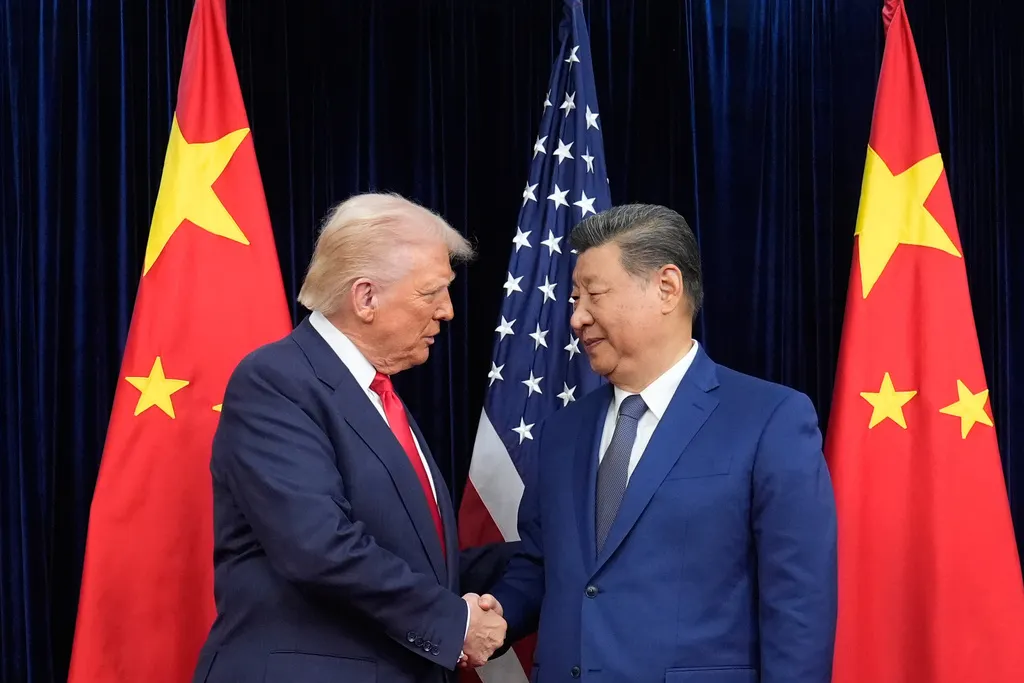 2025年10月30日。アメリカのドナルド・トランプ大統領（左）と中国国家主席の習近平氏（右）が韓国の金海国際空港での会談前に握手する。 （AP）