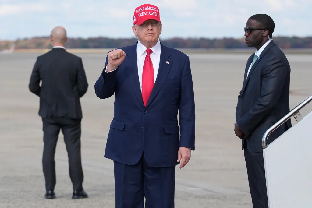 2025年10月30日。美國總統川普（Donald Trump）結束亞洲行，在馬里蘭州安德魯斯聯合基地向記者做出了手勢。（AP）