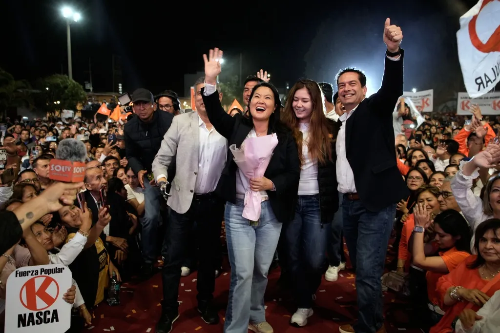 秘魯前獨裁者藤森謙也之女惠子（中），宣佈將第四度參加總統大選。（美聯社）