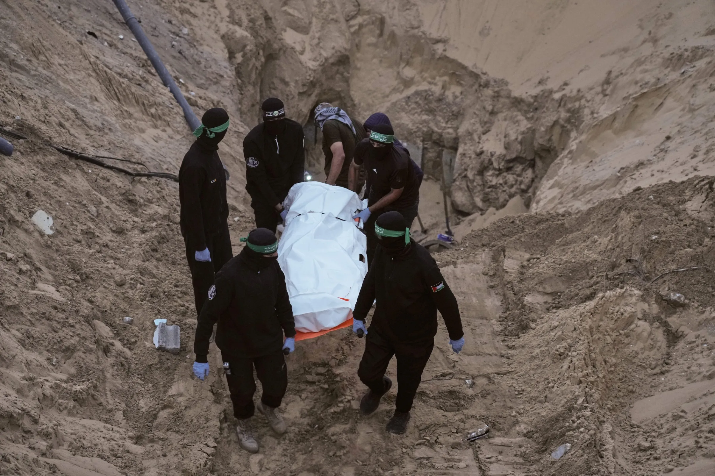 2025年10月28日，哈瑪斯在加薩走廊南部汗尤尼斯的隧道中尋獲人質遺骸。（美聯社）