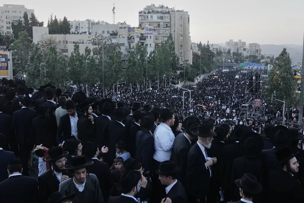 超過十萬名以色列正統派教徒湧入耶路撒冷街頭，抗議政府強制徵兵的決定。（美聯社）