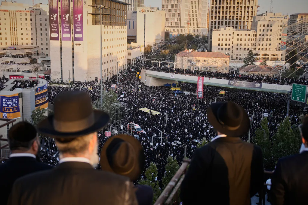 超過十萬名以色列正統派教徒湧入耶路撒冷街頭，抗議政府強制徵兵的決定。（美聯社）