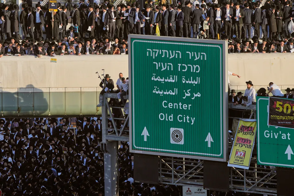 超過十萬名以色列正統派教徒湧入耶路撒冷老城街頭，抗議政府強制徵兵的決定。（美聯社）