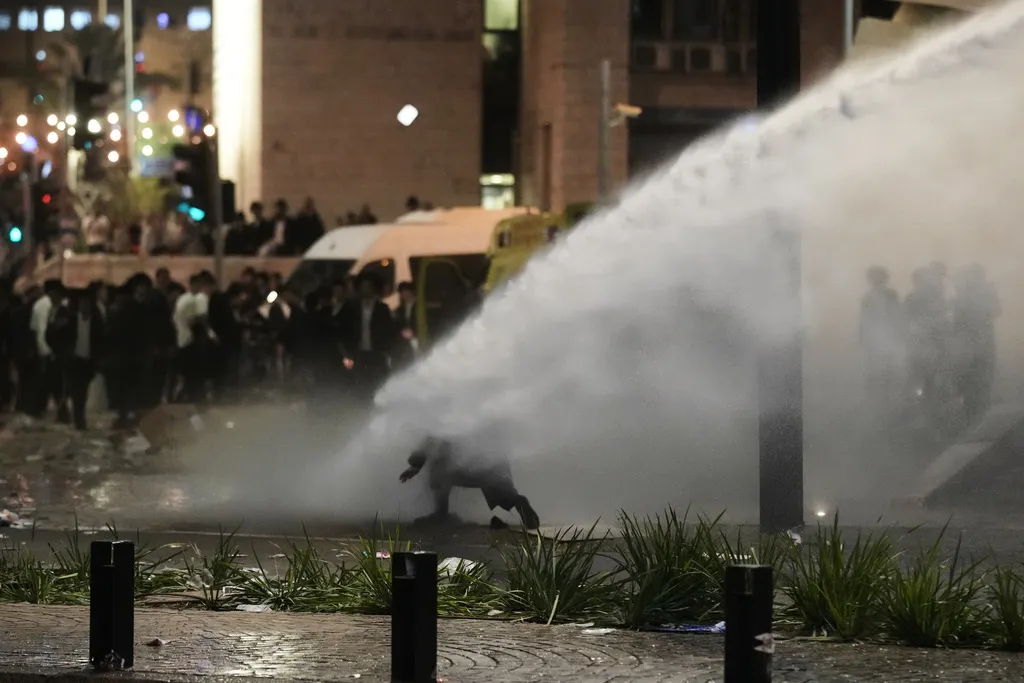 超過十萬名以色列正統派教徒湧入耶路撒冷街頭，抗議政府強制徵兵的決定，還跟現場警察發生衝突。（美聯社）