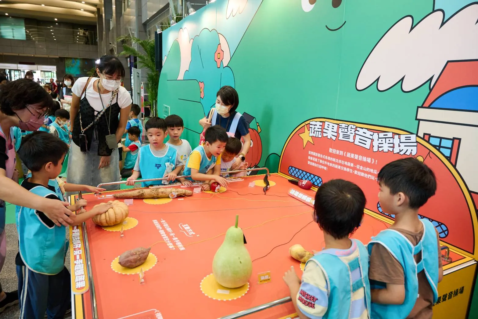 今年新北市食農教育展更以創新的蔬果聲音互動，跳脫過往食農教育展覽的互動模式。（圖／新北市政府農業局提供 ）