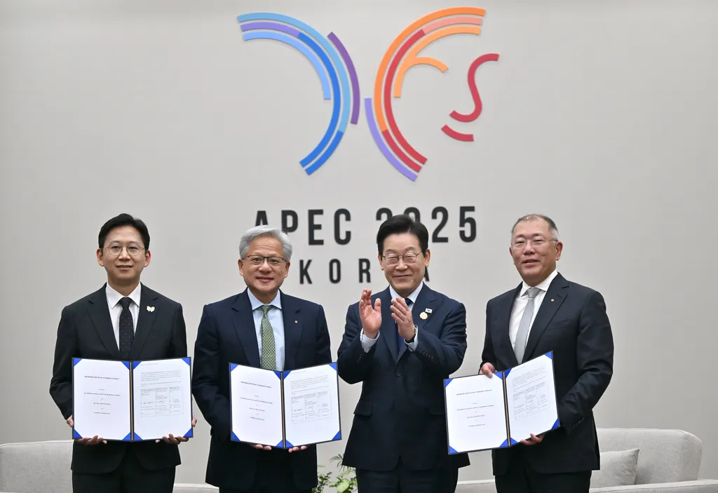 輝達執行長黃仁勳（中左）前往APEC會場，與南韓總統李在明（中右）會面。（美聯社）