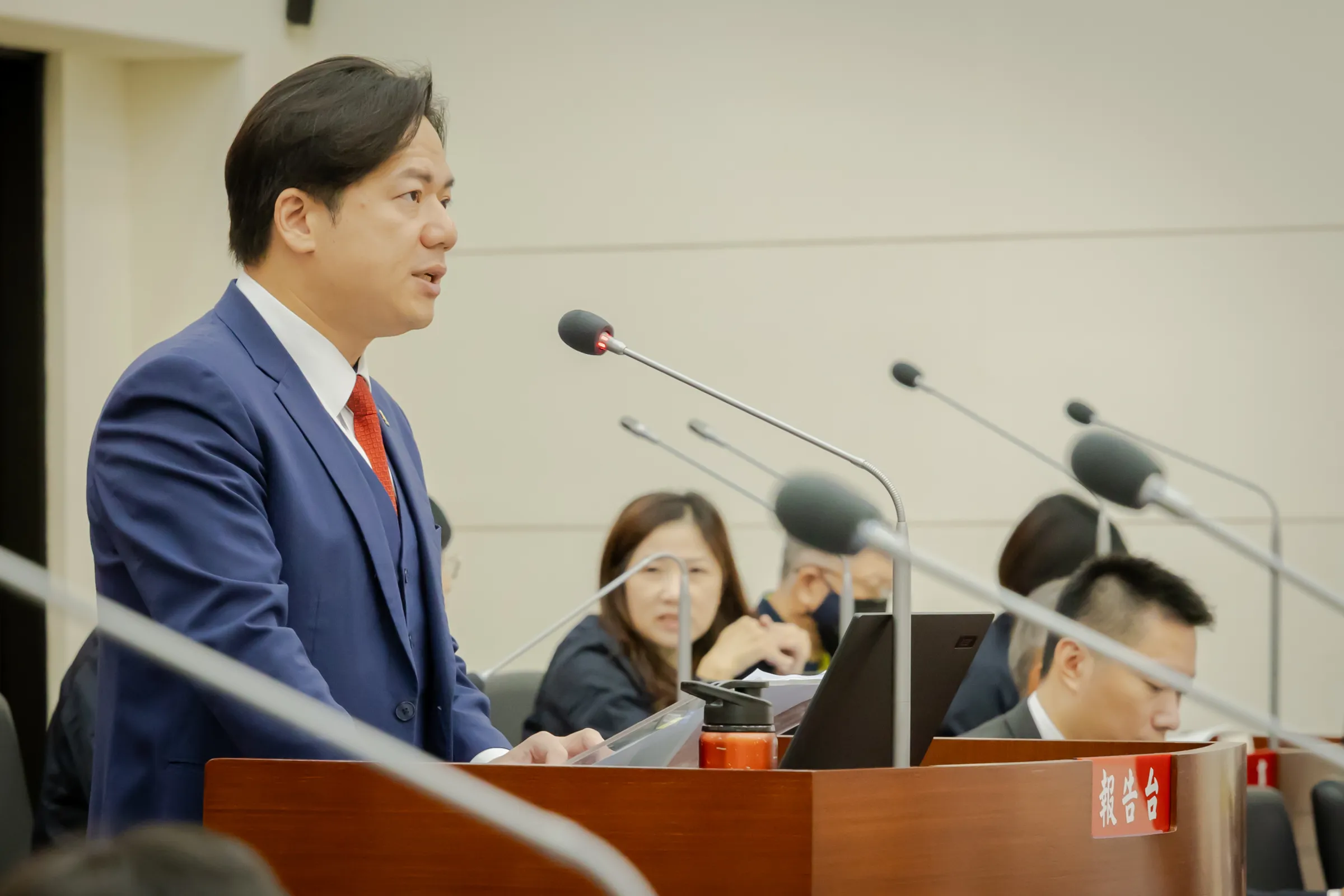 邱臣遠表示，市府團隊以「零負債、發現金、穩經濟、強社福、拚建設」幸福五環做為明年施政主軸，建構從出生到安老的全齡幸福城市。（圖／新竹市政府提供）